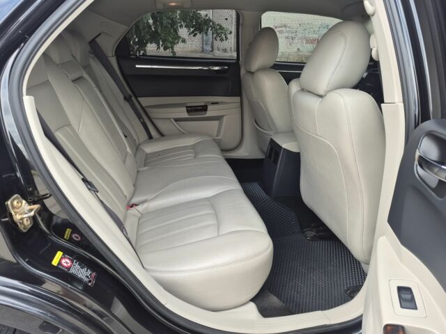 Чорний Крайслер 300C, об'ємом двигуна 2.7 л та пробігом 263 тис. км за 6856 $, фото 13 на Automoto.ua