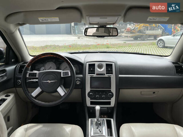 Черный Крайслер 300C, объемом двигателя 2.7 л и пробегом 270 тыс. км за 9500 $, фото 12 на Automoto.ua
