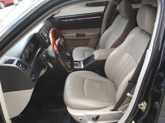 Черный Крайслер 300C, объемом двигателя 3 л и пробегом 282 тыс. км за 10500 $, фото 6 на Automoto.ua