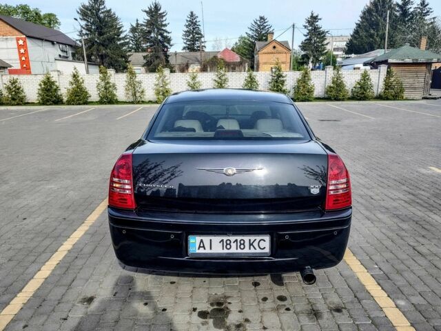 Черный Крайслер 300C, объемом двигателя 2.7 л и пробегом 167 тыс. км за 11500 $, фото 4 на Automoto.ua
