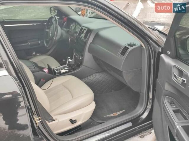 Черный Крайслер 300C, объемом двигателя 2.74 л и пробегом 220 тыс. км за 10500 $, фото 21 на Automoto.ua