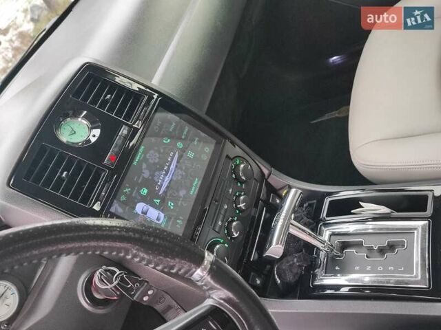 Черный Крайслер 300C, объемом двигателя 2.74 л и пробегом 220 тыс. км за 10500 $, фото 18 на Automoto.ua