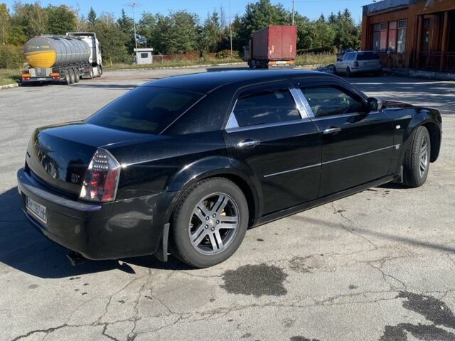 Черный Крайслер 300C, объемом двигателя 2.7 л и пробегом 262 тыс. км за 5000 $, фото 5 на Automoto.ua
