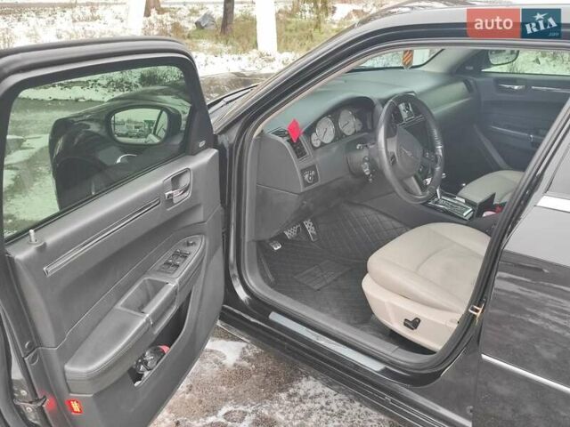Черный Крайслер 300C, объемом двигателя 2.74 л и пробегом 220 тыс. км за 10500 $, фото 16 на Automoto.ua