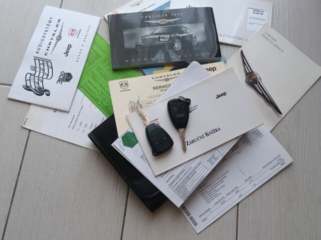 Черный Крайслер 300C, объемом двигателя 3 л и пробегом 282 тыс. км за 10500 $, фото 16 на Automoto.ua