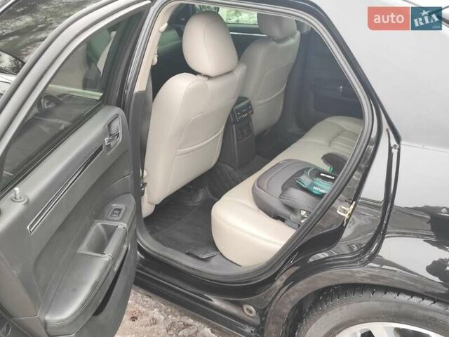 Черный Крайслер 300C, объемом двигателя 2.74 л и пробегом 220 тыс. км за 10500 $, фото 14 на Automoto.ua