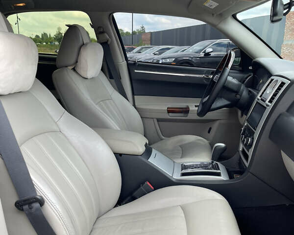 Черный Крайслер 300C, объемом двигателя 2.7 л и пробегом 270 тыс. км за 9500 $, фото 15 на Automoto.ua