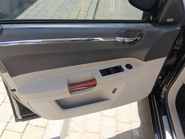 Черный Крайслер 300C, объемом двигателя 3 л и пробегом 282 тыс. км за 10500 $, фото 12 на Automoto.ua