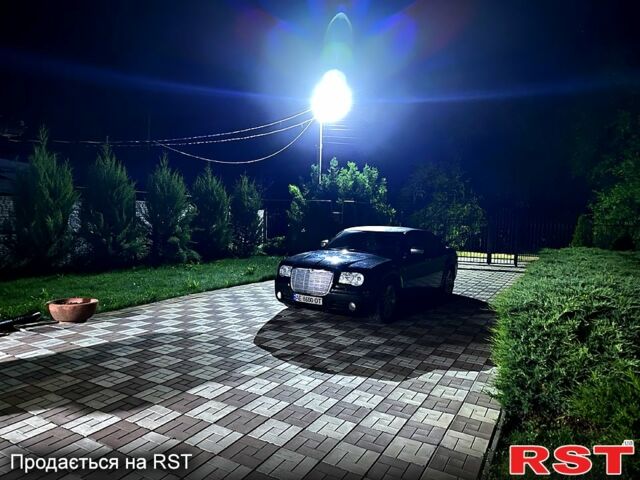 Черный Крайслер 300C, объемом двигателя 2.7 л и пробегом 300 тыс. км за 8000 $, фото 2 на Automoto.ua