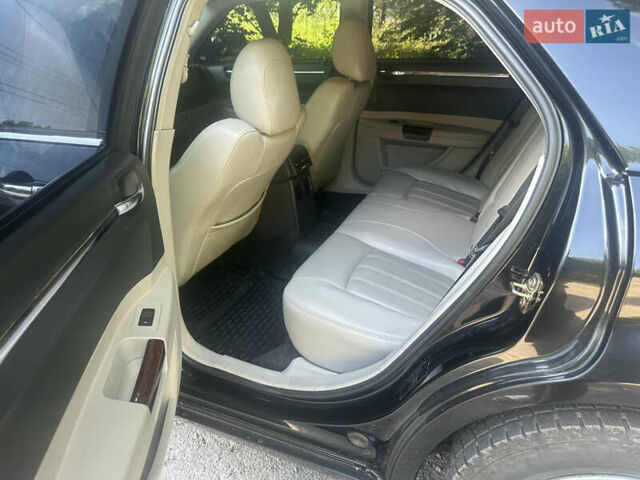 Чорний Крайслер 300C, об'ємом двигуна 5.65 л та пробігом 140 тис. км за 9500 $, фото 9 на Automoto.ua