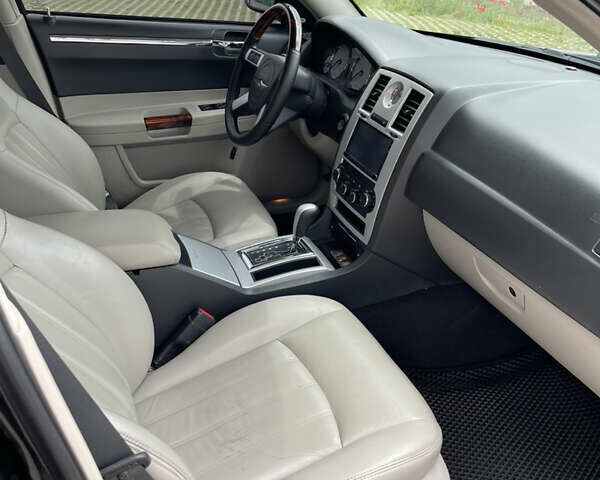 Черный Крайслер 300C, объемом двигателя 2.7 л и пробегом 265 тыс. км за 8200 $, фото 14 на Automoto.ua
