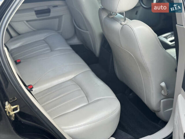 Черный Крайслер 300C, объемом двигателя 2.74 л и пробегом 220 тыс. км за 6450 $, фото 9 на Automoto.ua