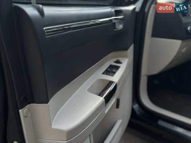 Черный Крайслер 300C, объемом двигателя 2.74 л и пробегом 220 тыс. км за 6450 $, фото 14 на Automoto.ua