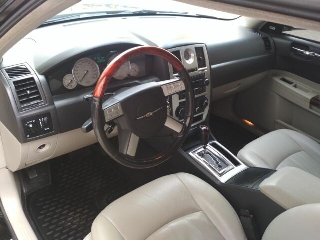 Черный Крайслер 300C, объемом двигателя 3 л и пробегом 282 тыс. км за 10500 $, фото 7 на Automoto.ua