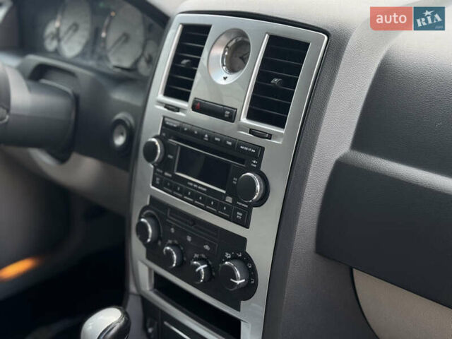 Черный Крайслер 300C, объемом двигателя 2.74 л и пробегом 220 тыс. км за 6450 $, фото 12 на Automoto.ua