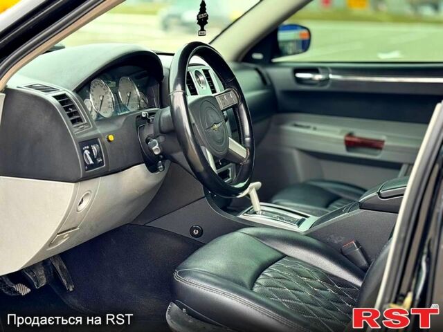 Черный Крайслер 300C, объемом двигателя 57 л и пробегом 300 тыс. км за 8300 $, фото 7 на Automoto.ua