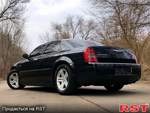 Черный Крайслер 300C, объемом двигателя 27 л и пробегом 187 тыс. км за 5800 $, фото 7 на Automoto.ua