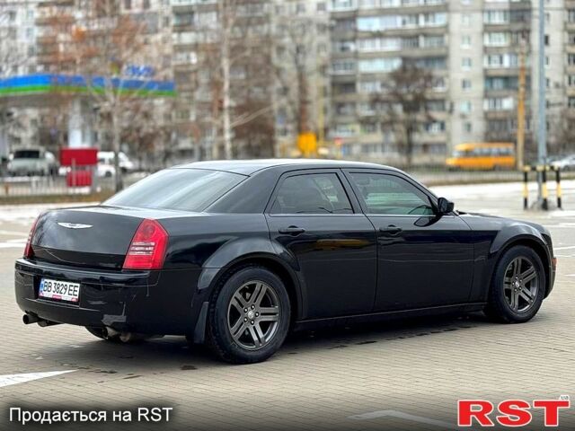 Черный Крайслер 300C, объемом двигателя 57 л и пробегом 300 тыс. км за 8300 $, фото 3 на Automoto.ua