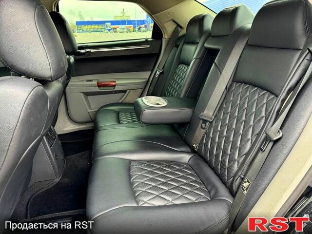 Черный Крайслер 300C, объемом двигателя 57 л и пробегом 300 тыс. км за 8300 $, фото 9 на Automoto.ua