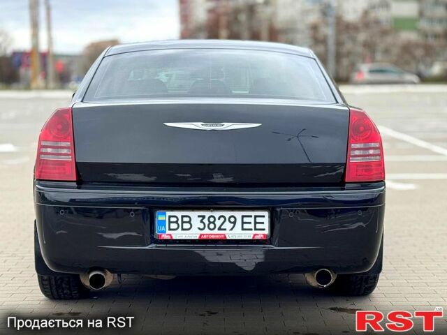 Черный Крайслер 300C, объемом двигателя 57 л и пробегом 300 тыс. км за 8300 $, фото 4 на Automoto.ua