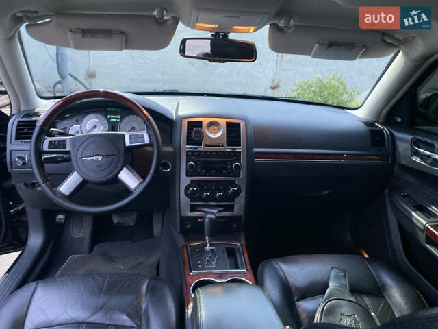Черный Крайслер 300C, объемом двигателя 3.5 л и пробегом 251 тыс. км за 8800 $, фото 11 на Automoto.ua
