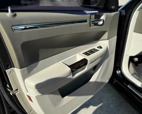 Черный Крайслер 300C, объемом двигателя 2.7 л и пробегом 138 тыс. км за 8800 $, фото 8 на Automoto.ua