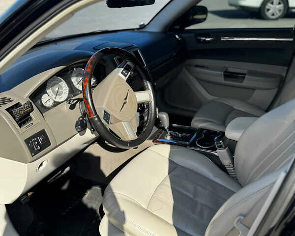 Черный Крайслер 300C, объемом двигателя 2.7 л и пробегом 138 тыс. км за 8800 $, фото 7 на Automoto.ua