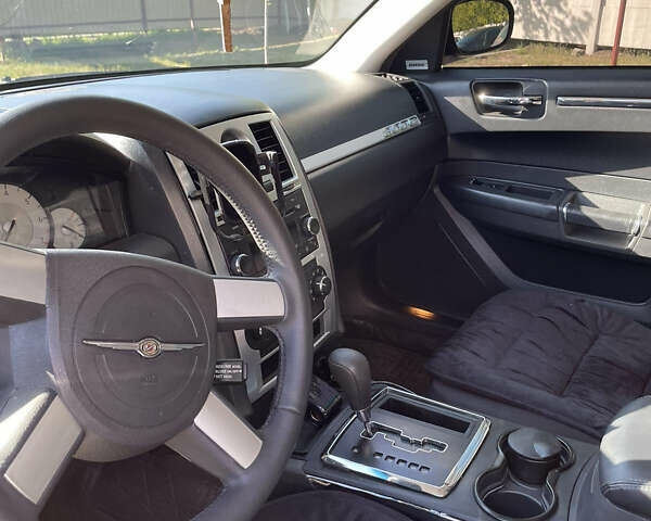 Чорний Крайслер 300C, об'ємом двигуна 2.7 л та пробігом 110 тис. км за 12000 $, фото 3 на Automoto.ua