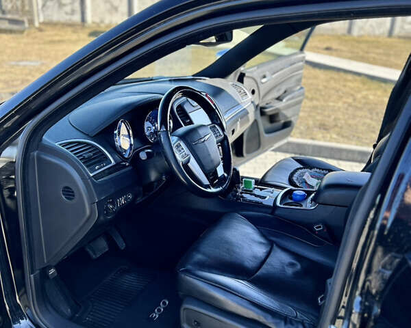 Черный Крайслер 300C, объемом двигателя 3 л и пробегом 170 тыс. км за 12900 $, фото 3 на Automoto.ua