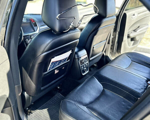 Черный Крайслер 300C, объемом двигателя 3 л и пробегом 170 тыс. км за 12900 $, фото 4 на Automoto.ua