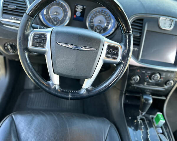 Черный Крайслер 300C, объемом двигателя 3 л и пробегом 170 тыс. км за 12900 $, фото 6 на Automoto.ua