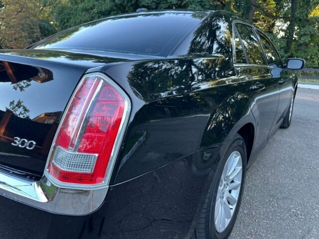 Крайслер 300C 2012 у Києві на Automoto.ua Чорний Крайслер 300C, об'ємом двигуна 3.6 л та пробігом 215 тис. км за 10900 $, фото 12 на Automoto.ua