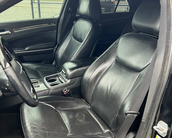 Черный Крайслер 300C, объемом двигателя 2.99 л и пробегом 260 тыс. км за 10800 $, фото 13 на Automoto.ua