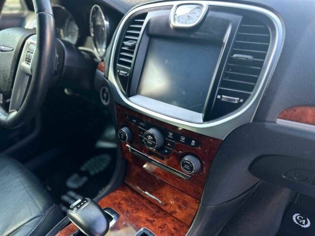 Черный Крайслер 300C, объемом двигателя 3.6 л и пробегом 67 тыс. км за 13850 $, фото 10 на Automoto.ua