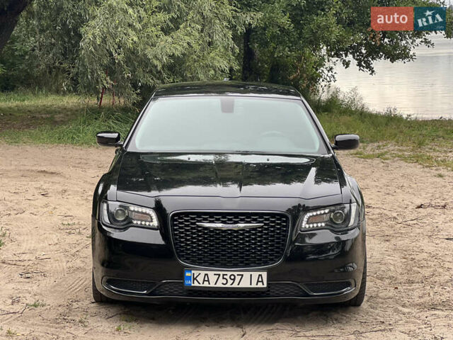 Черный Крайслер 300C, объемом двигателя 3.6 л и пробегом 65 тыс. км за 17000 $, фото 3 на Automoto.ua
