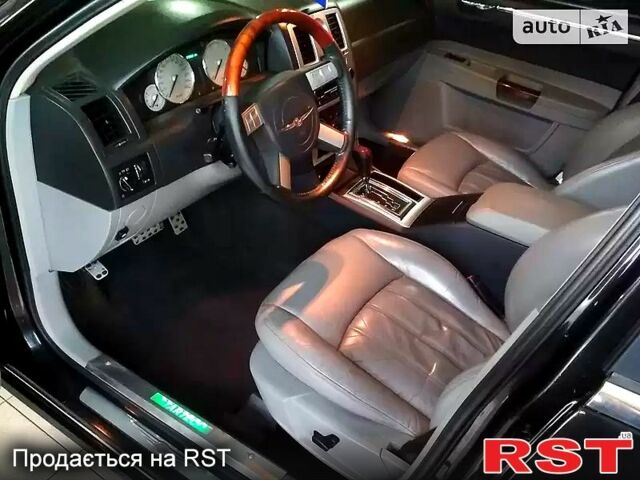 Черный Крайслер 300C, объемом двигателя 35 л и пробегом 325 тыс. км за 9200 $, фото 10 на Automoto.ua