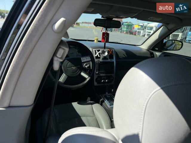 Черный Крайслер 300C, объемом двигателя 3 л и пробегом 300 тыс. км за 7999 $, фото 2 на Automoto.ua