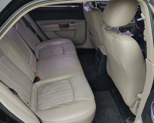 Черный Крайслер 300C, объемом двигателя 3.52 л и пробегом 225 тыс. км за 5500 $, фото 2 на Automoto.ua