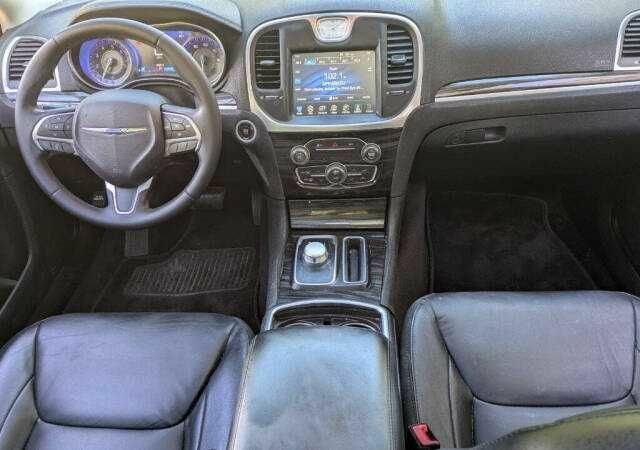 Красный Крайслер 300C, объемом двигателя 3.6 л и пробегом 56 тыс. км за 2000 $, фото 5 на Automoto.ua