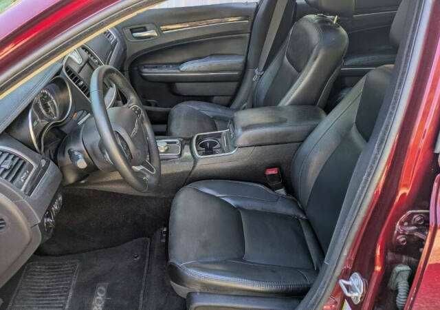 Красный Крайслер 300C, объемом двигателя 3.6 л и пробегом 56 тыс. км за 2000 $, фото 4 на Automoto.ua