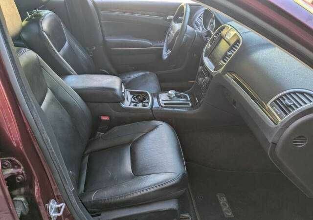 Красный Крайслер 300C, объемом двигателя 3.6 л и пробегом 56 тыс. км за 2000 $, фото 6 на Automoto.ua