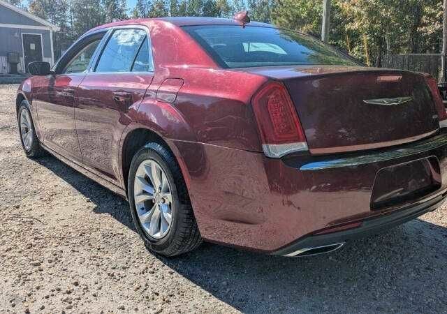 Красный Крайслер 300C, объемом двигателя 3.6 л и пробегом 56 тыс. км за 2000 $, фото 1 на Automoto.ua