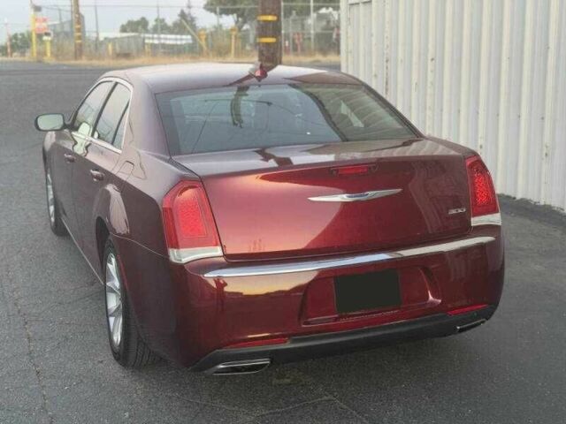 Красный Крайслер 300C, объемом двигателя 3.6 л и пробегом 31 тыс. км за 3100 $, фото 2 на Automoto.ua
