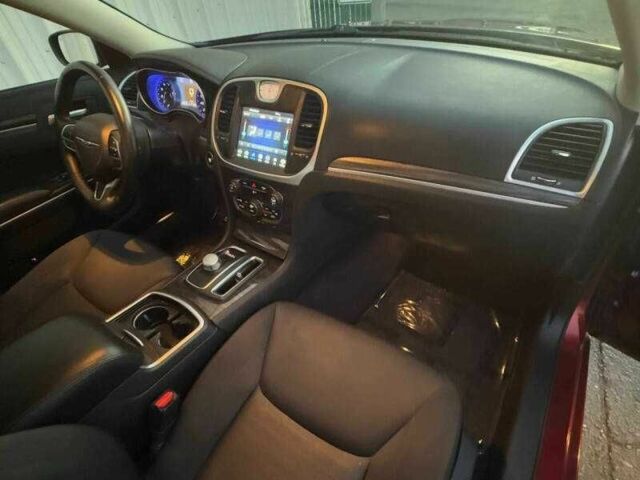 Красный Крайслер 300C, объемом двигателя 3.6 л и пробегом 31 тыс. км за 3100 $, фото 9 на Automoto.ua