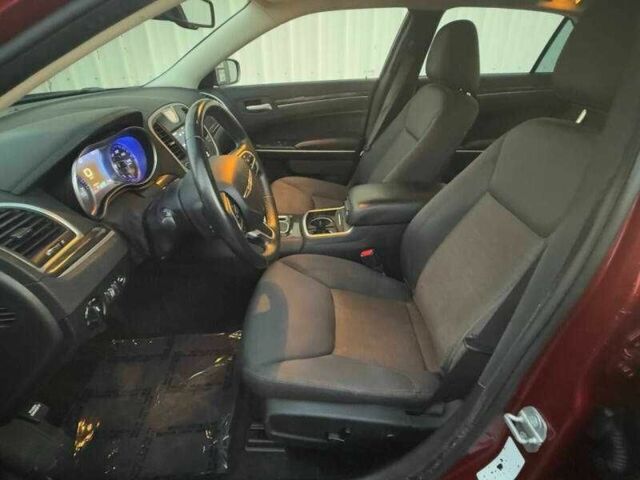 Красный Крайслер 300C, объемом двигателя 3.6 л и пробегом 31 тыс. км за 3100 $, фото 6 на Automoto.ua