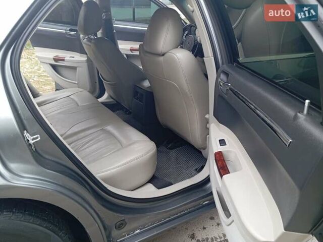 Крайслер 300C, объемом двигателя 3 л и пробегом 339 тыс. км за 7900 $, фото 16 на Automoto.ua