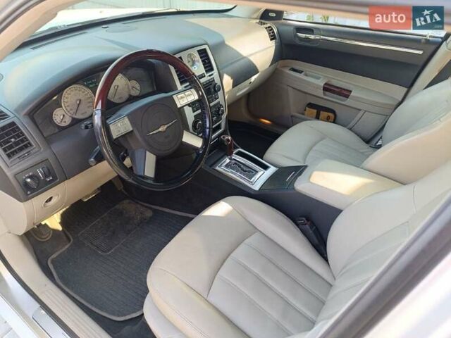 Крайслер 300C, об'ємом двигуна 2.7 л та пробігом 165 тис. км за 7000 $, фото 6 на Automoto.ua