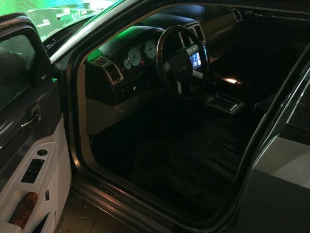 Сірий Крайслер 300C, об'ємом двигуна 2.7 л та пробігом 464 тис. км за 8500 $, фото 4 на Automoto.ua