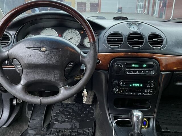 Серый Крайслер 300C, объемом двигателя 2.7 л и пробегом 111 тыс. км за 3500 $, фото 7 на Automoto.ua