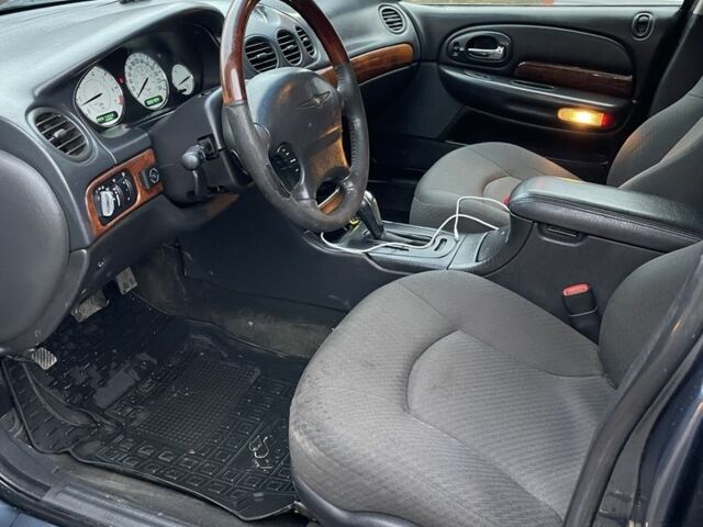 Серый Крайслер 300C, объемом двигателя 2.7 л и пробегом 111 тыс. км за 3500 $, фото 6 на Automoto.ua